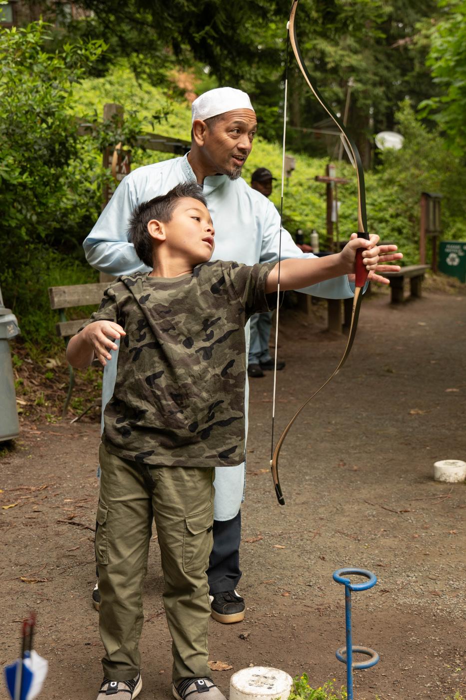 A Futuwwah 5 instructor mentoring a student one-on-one